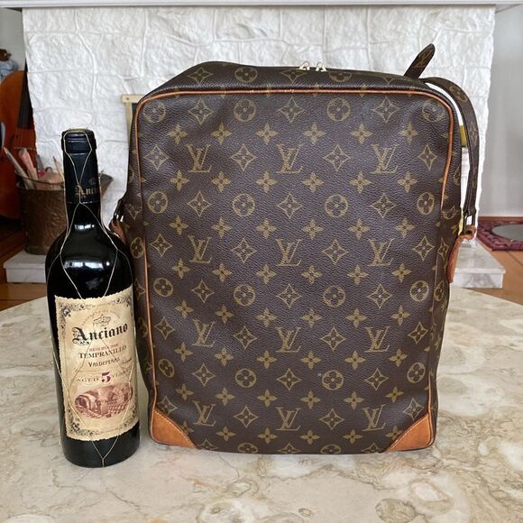 Authentic Louis Vuitton Monogram Danube GM Unisex Shoulder Crossbody Bag - Picture 2 of 15